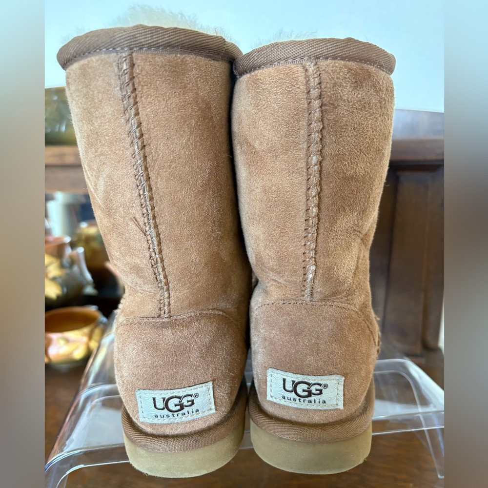 UGG Australian classic short sheepskin boots chestnut color size 6 US women’s